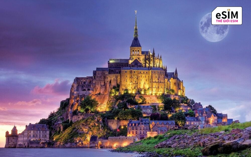 Mont-Saint-Michel (Pháp) gây ấn tượng mạnh mẽ bằng tòa lâu đài trung cổ huyền bí biệt lập  